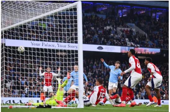 Man City go hoa o phut 90+8 truoc Arsenal.